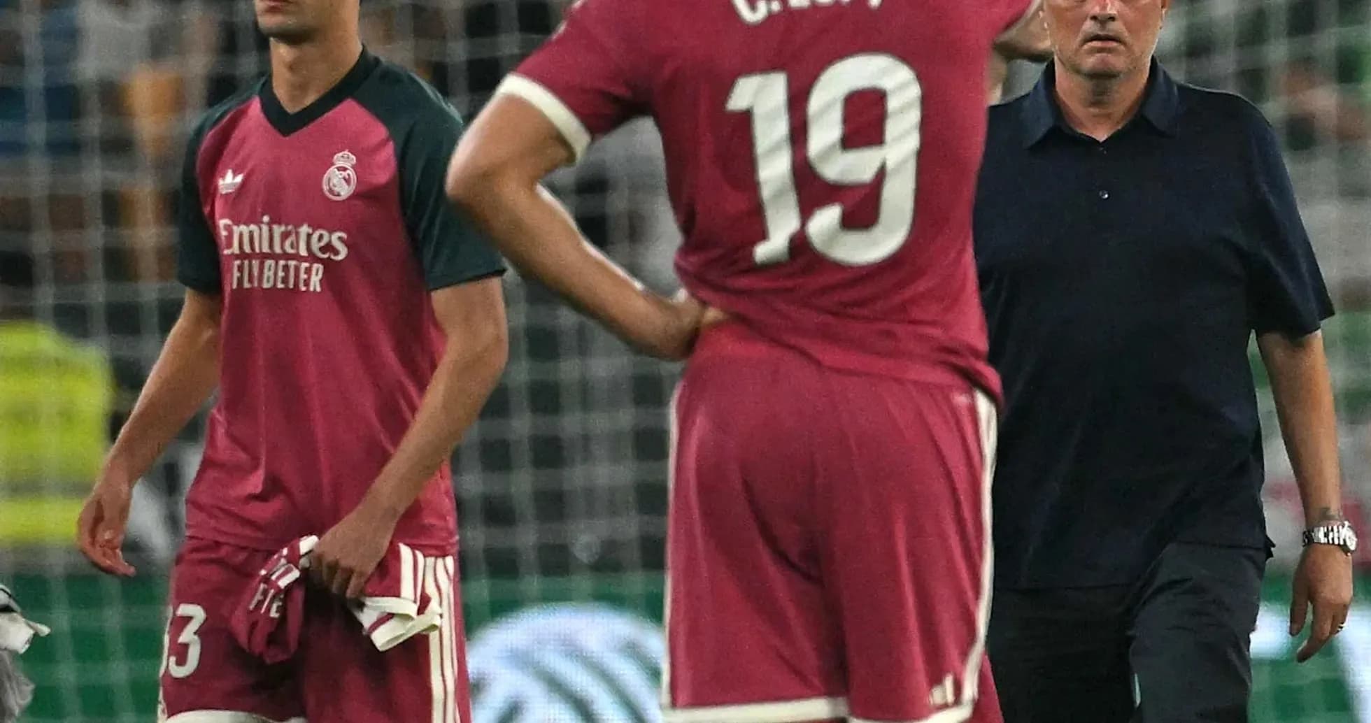 Jugadores de Real Madrid y entrenador en el campo
