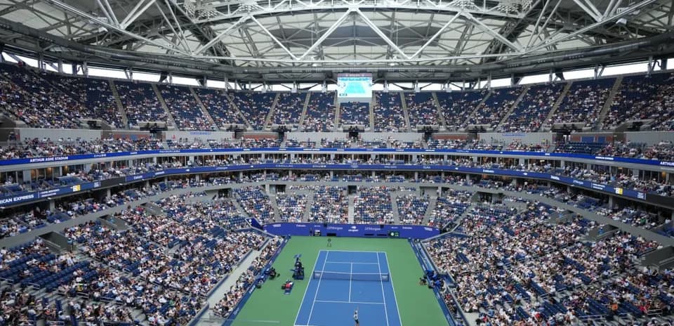 Estadio Arthur Ashe lleno durante un partido de tenis
