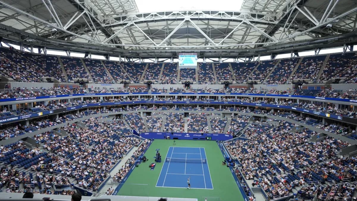 Estadio Arthur Ashe lleno durante un partido de tenis
