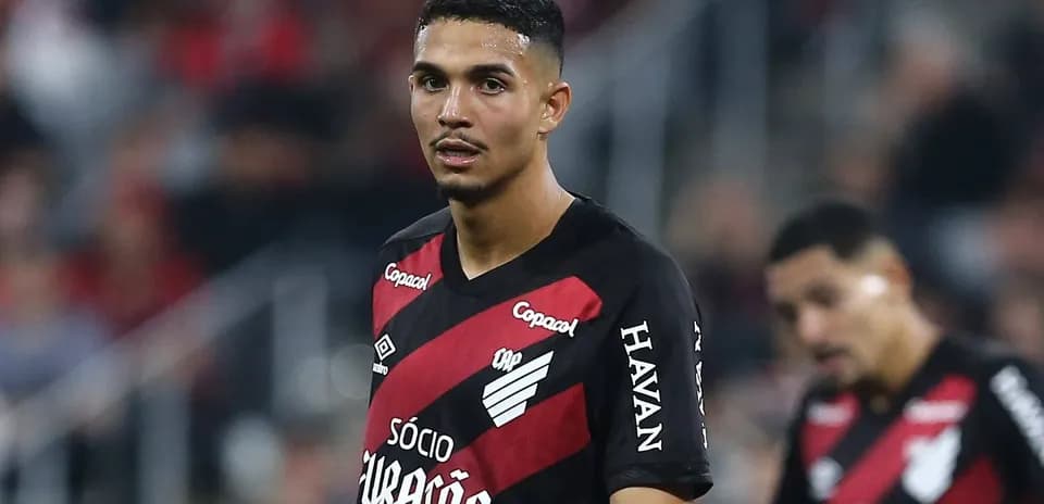 Jugador de Athletico Paranaense en el campo de juego