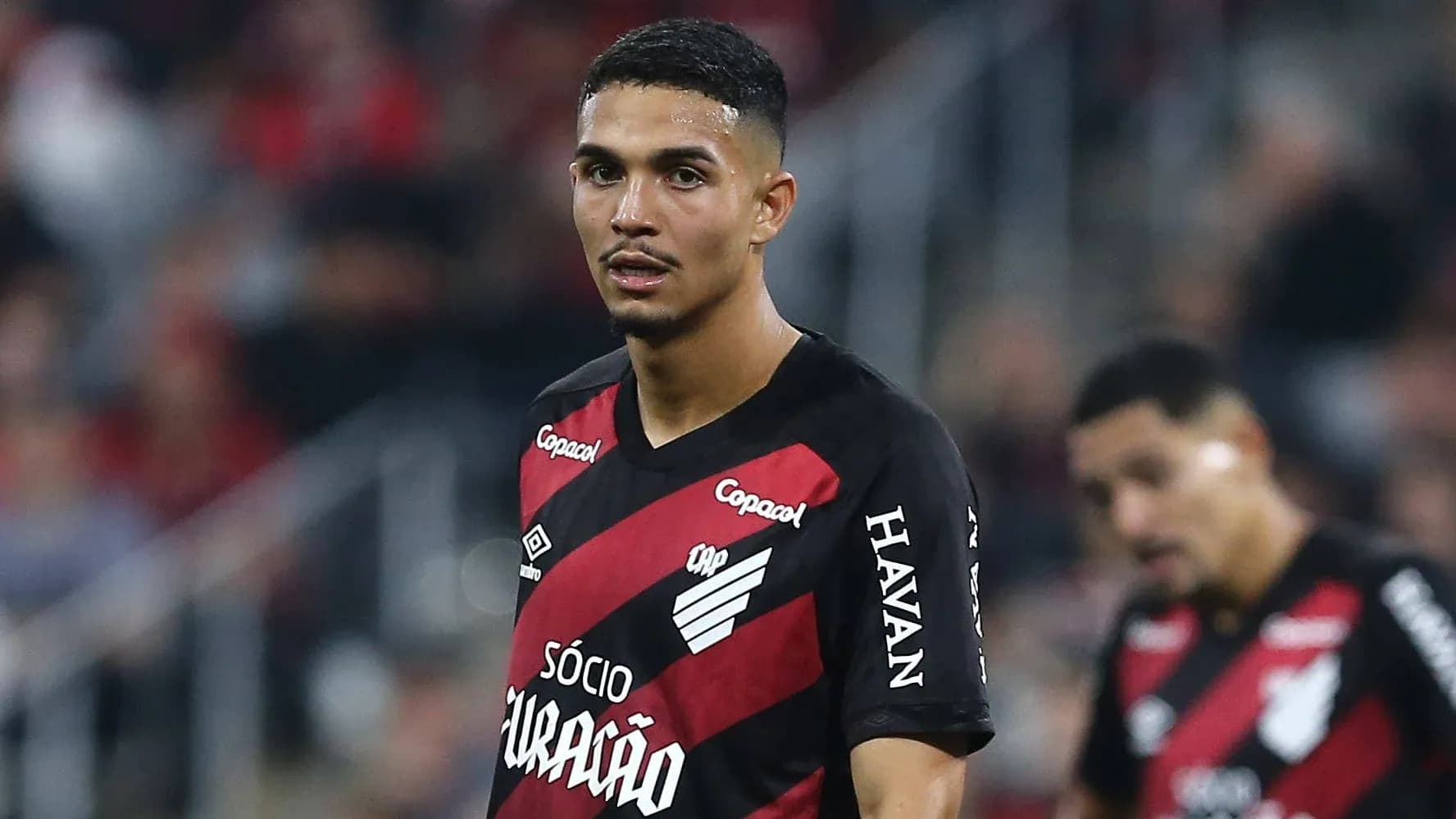 Jugador de Athletico Paranaense en el campo de juego