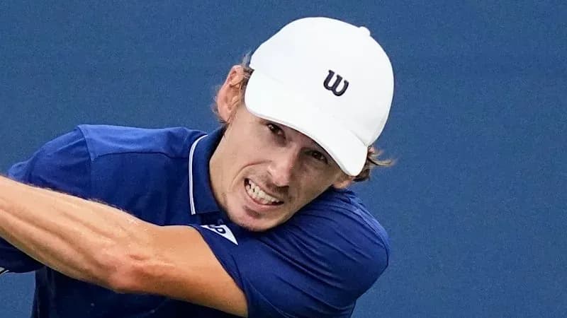 Jugador de tenis golpeando la pelota en un partido