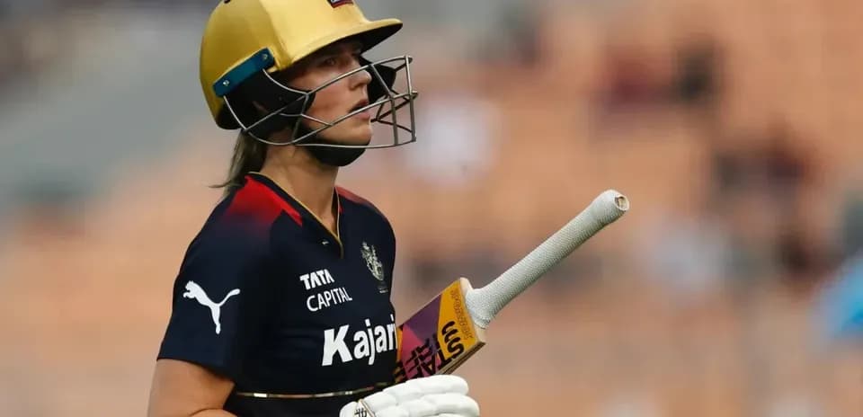 Jugadora de cricket con casco y bate en campo