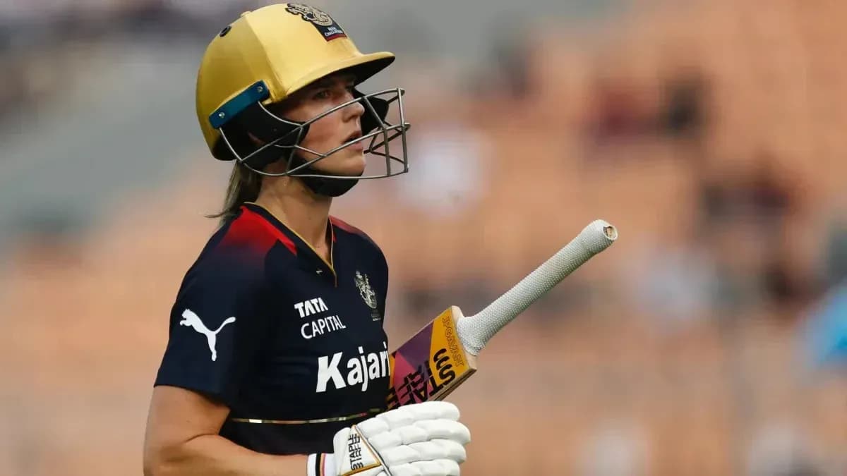 Jugadora de cricket con casco y bate en campo