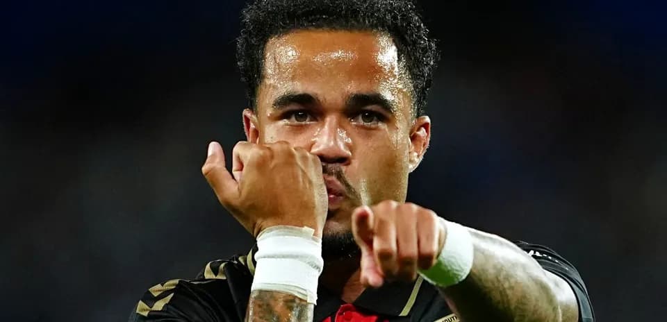 Jugador señalando mientras celebra un gol