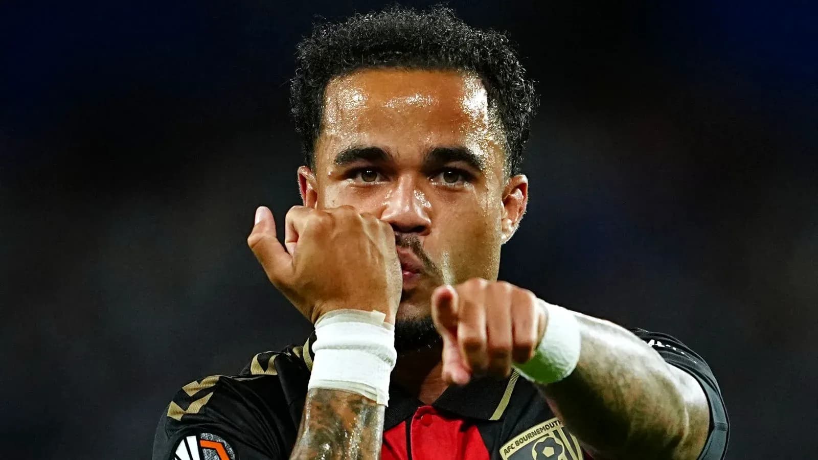 Jugador señalando mientras celebra un gol