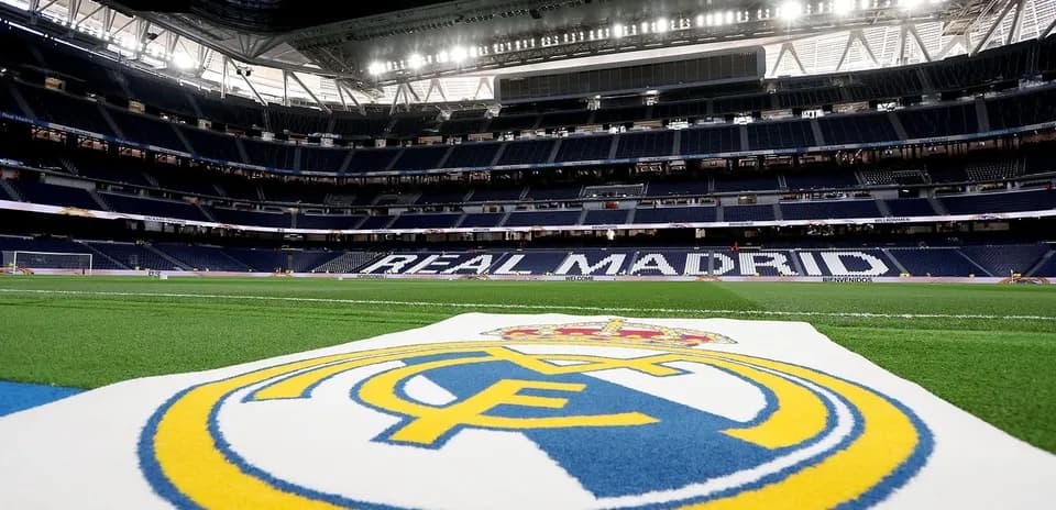 Campo de fútbol del Real Madrid con logo en primer plano