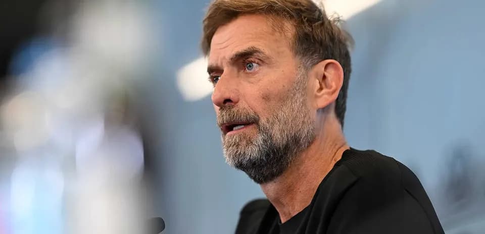 Entrenador hablando en conferencia de prensa
