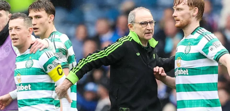 Entrenador hablando con jugadores de Celtic en el campo
