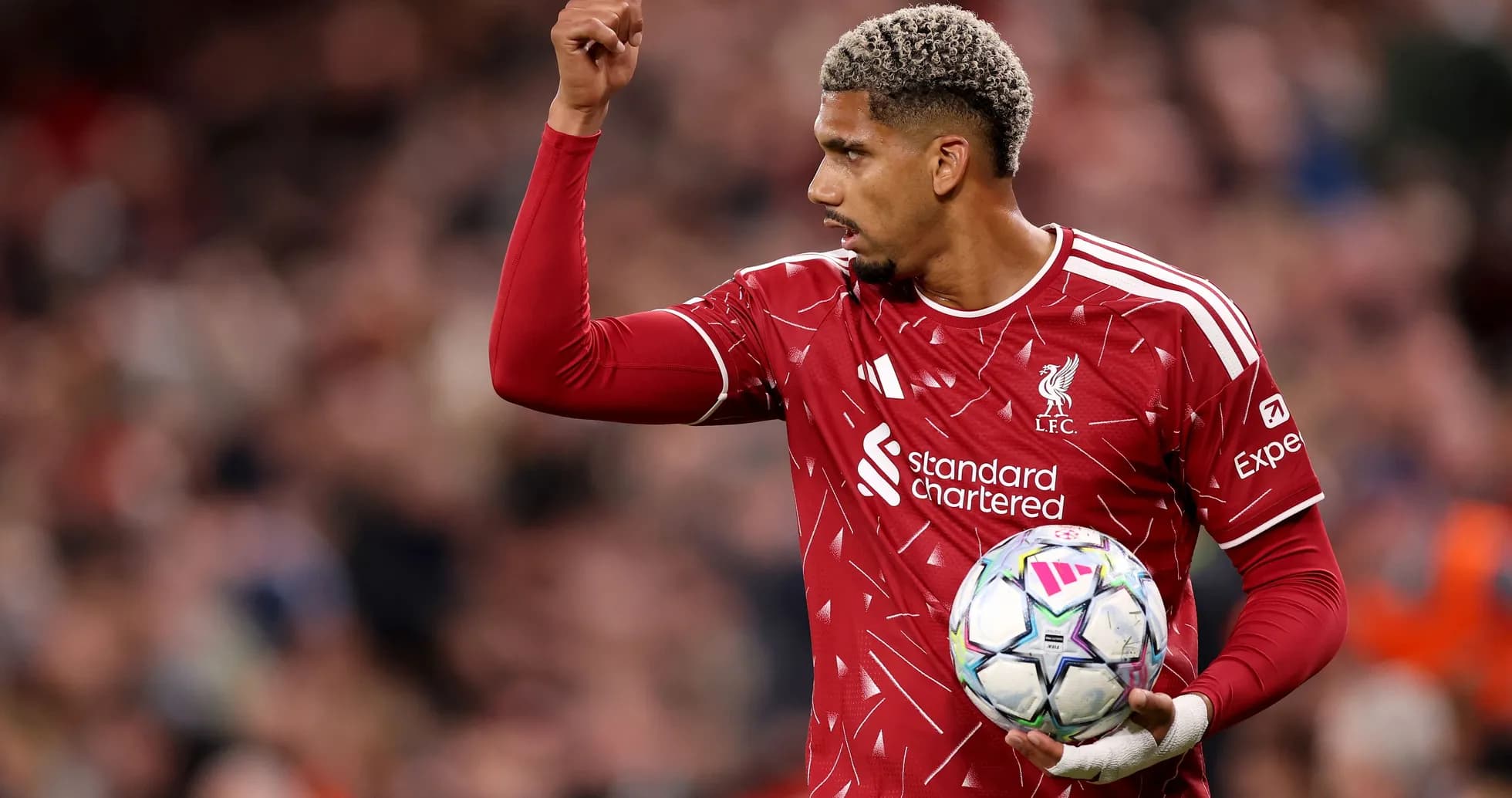 Jugador de Liverpool levantando la mano con balón
