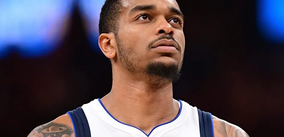 Jugador de baloncesto de Dallas Mavericks en la cancha