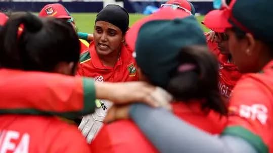 Jugadora de Bangladés dirigiéndose a su equipo en círculo