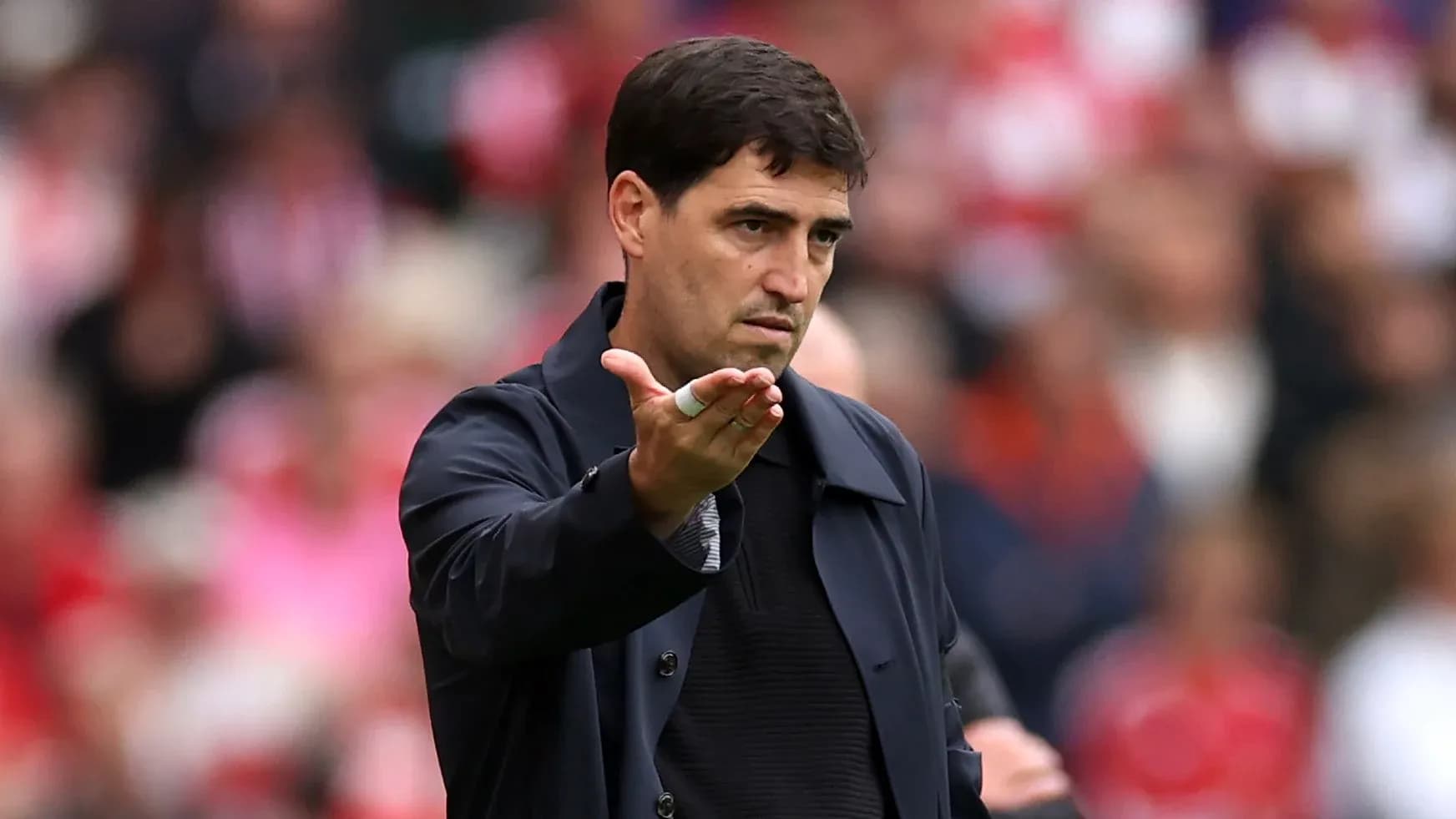 Entrenador dando instrucciones durante el partido