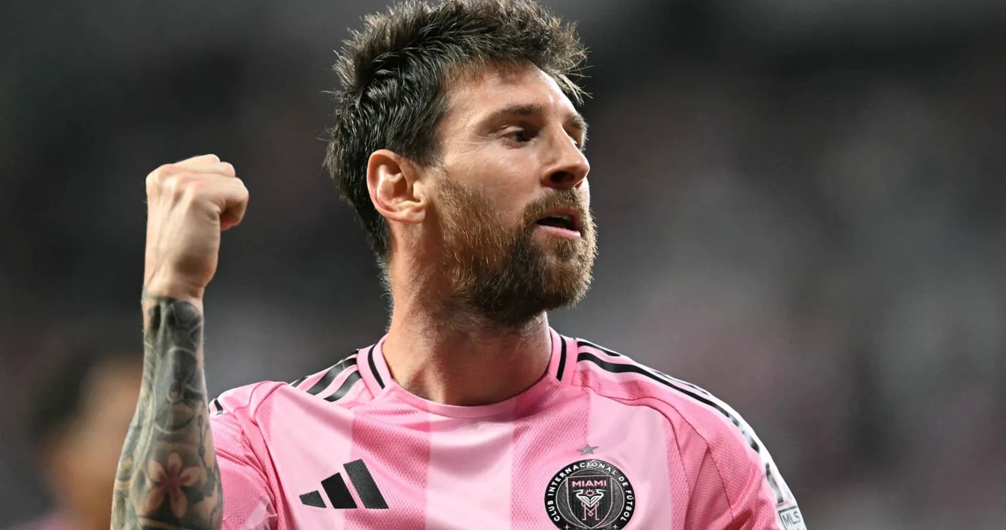 Jugador celebrando con puño en alto durante el partido