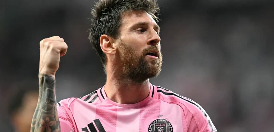 Jugador celebrando con puño en alto durante el partido