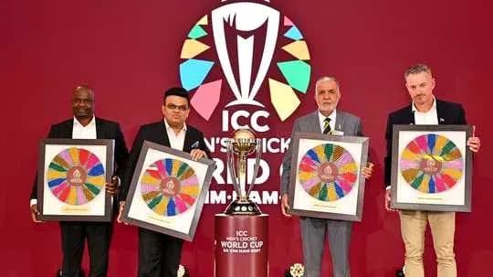 Cuatro personas sosteniendo trofeos en evento ICC