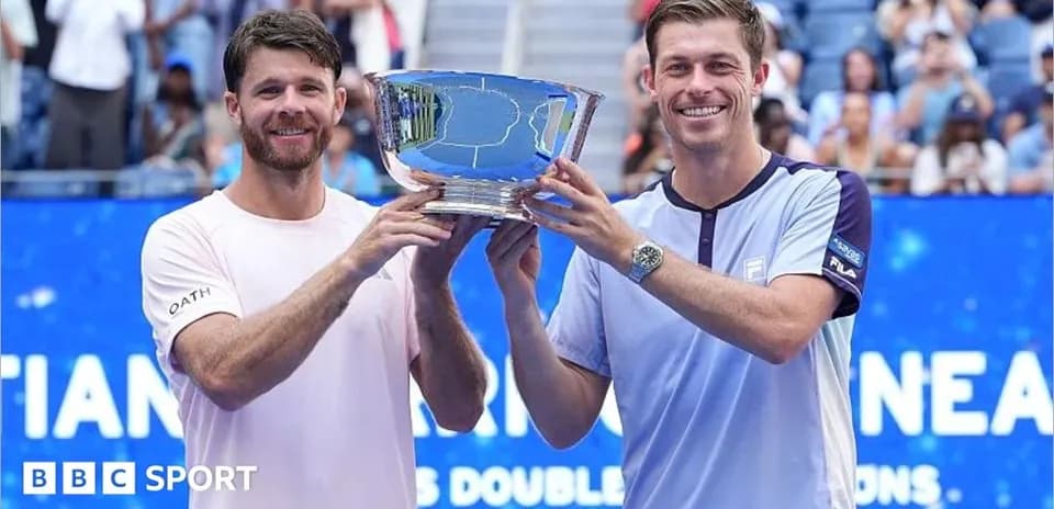 Jugadores sosteniendo trofeo tras ganar torneo de dobles