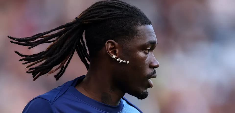 Jugador con trenzas y arete en el entrenamiento