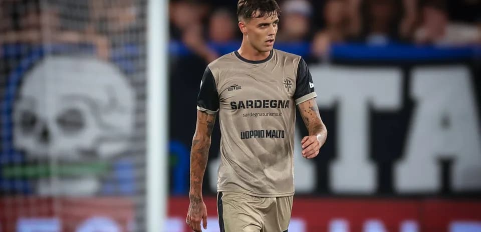 Jugador caminando en el campo con camiseta de Cagliari