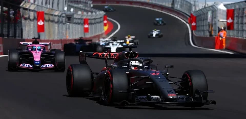 Varios coches de Fórmula 1 en curva durante carrera