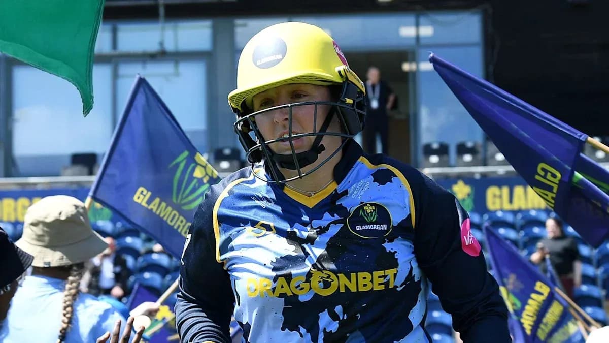 Jugadora de Glamorgan entrando al campo con casco