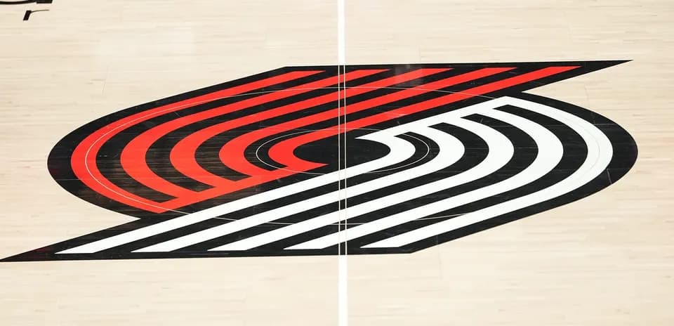 Logotipo de Portland Trail Blazers en la cancha