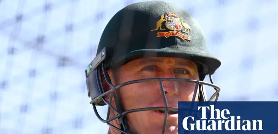Jugador de cricket con casco en entrenamiento
