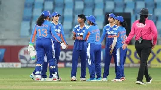 Jugadoras de cricket de India en reunión en el campo