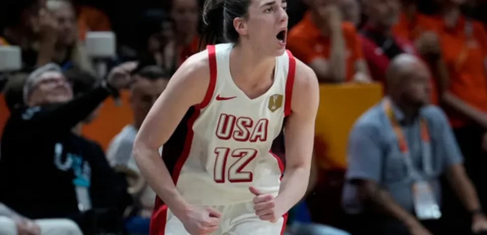 Jugadora de baloncesto de USA celebrando un punto