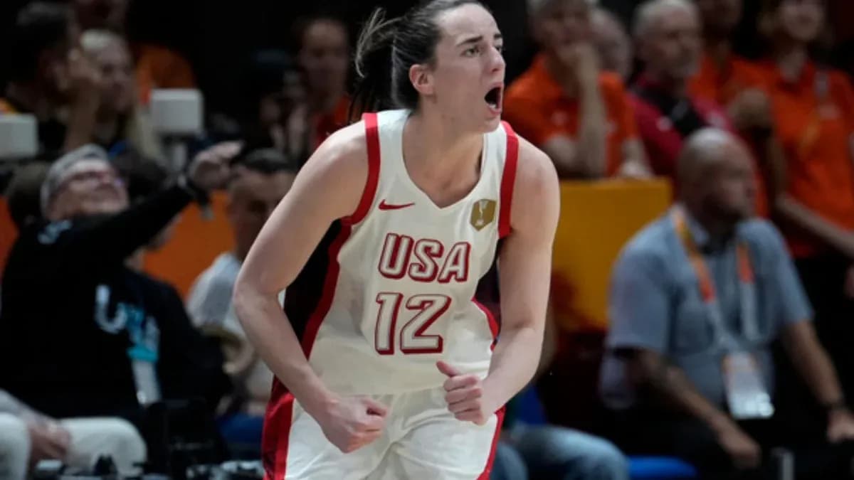 Jugadora de baloncesto de USA celebrando un punto