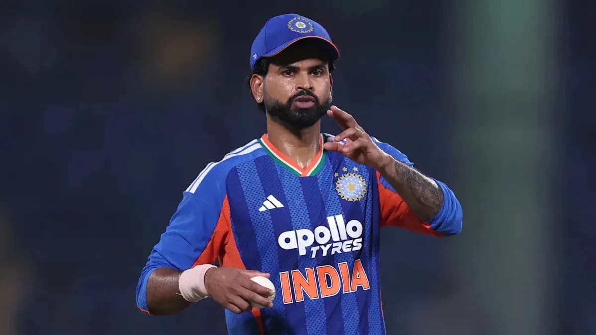 Jugador de cricket en uniforme de India señalando