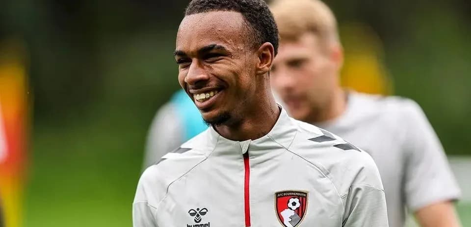 Jugador de AFC Bournemouth sonriendo en entrenamiento