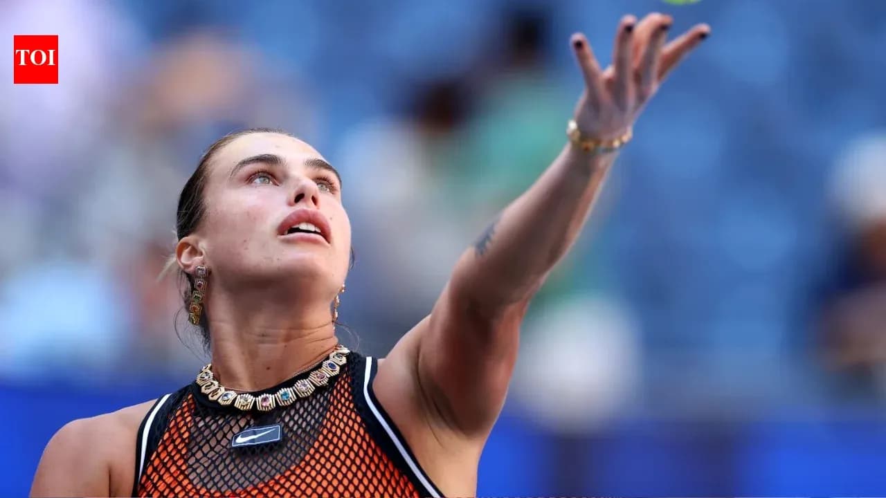 Jugadora de tenis sacando en la cancha