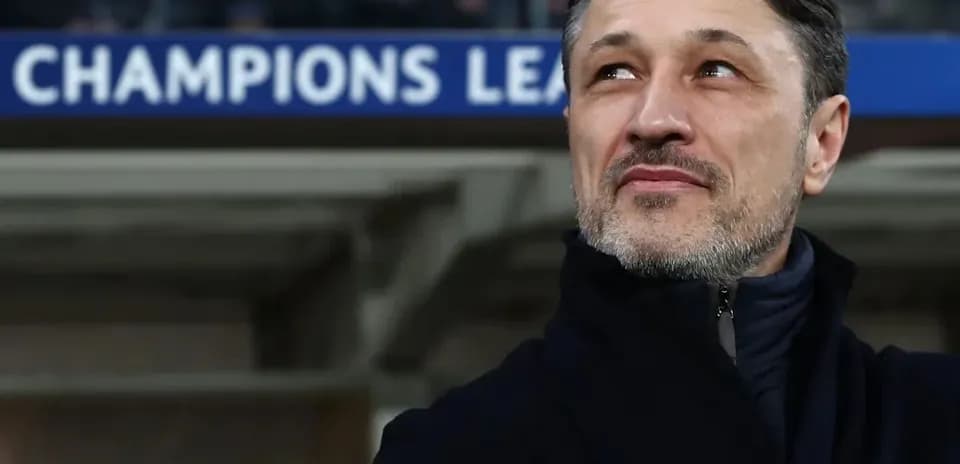 Entrenador observando el partido de la Champions League