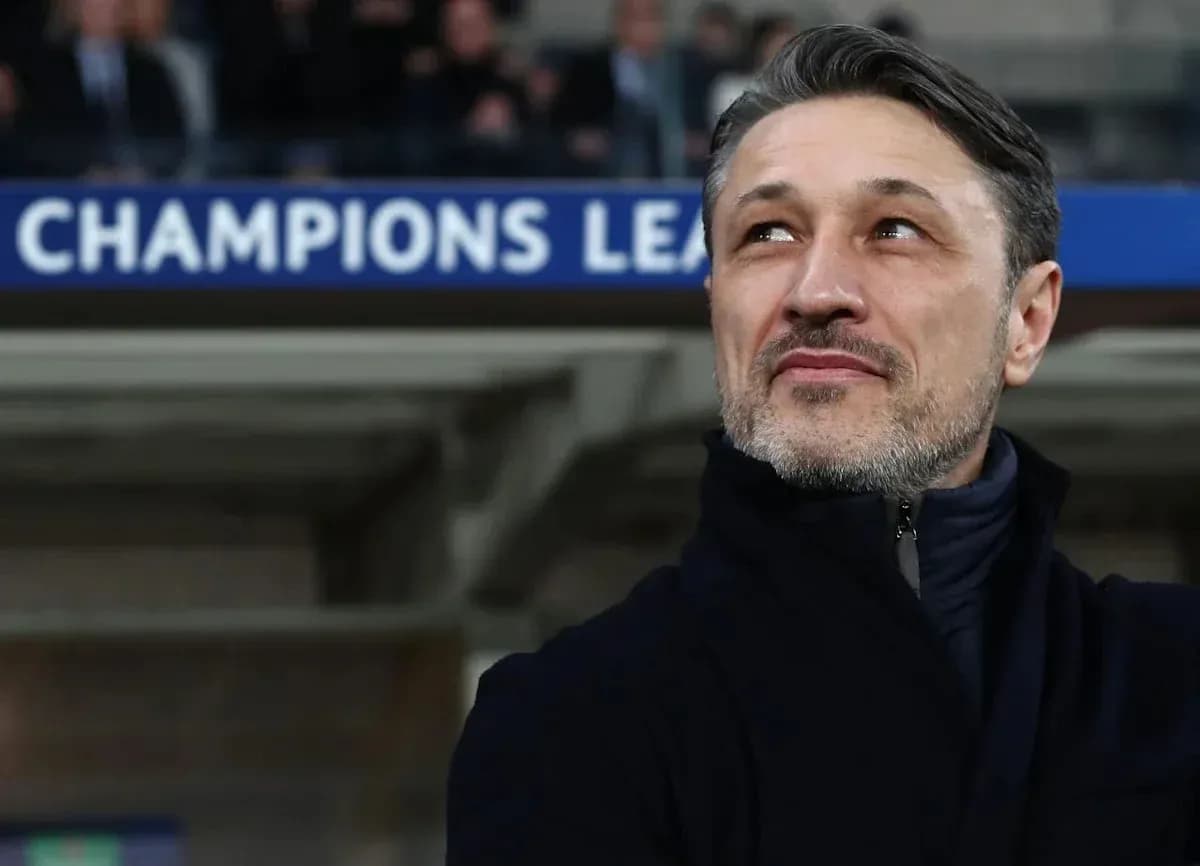 Entrenador observando el partido de la Champions League
