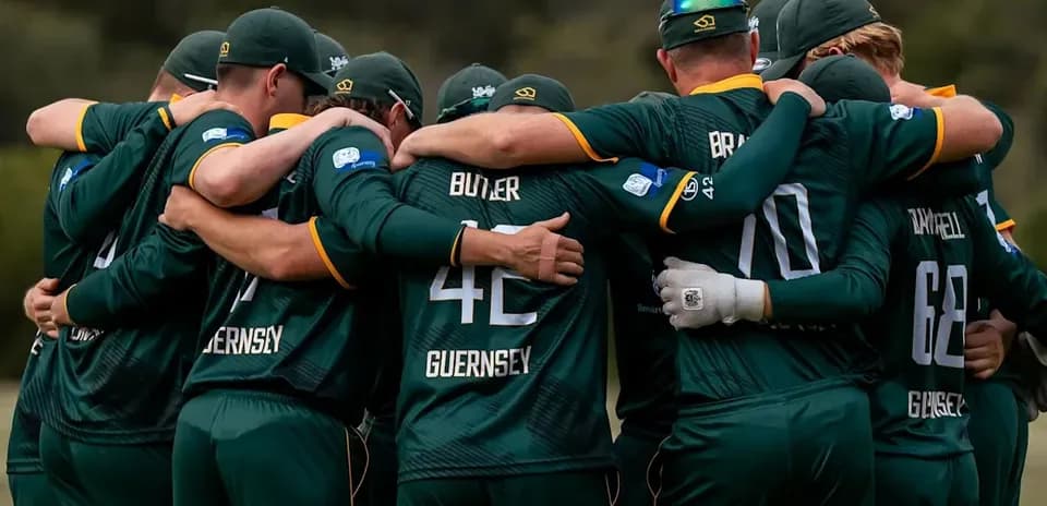 Equipo de cricket Guernsey en huddle antes del partido