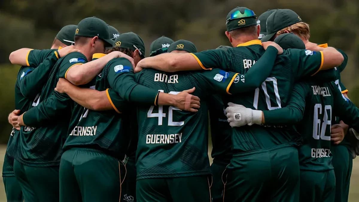 Equipo de cricket Guernsey en huddle antes del partido