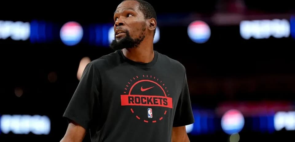 Kevin Durant en camiseta de los Rockets durante calentamiento
