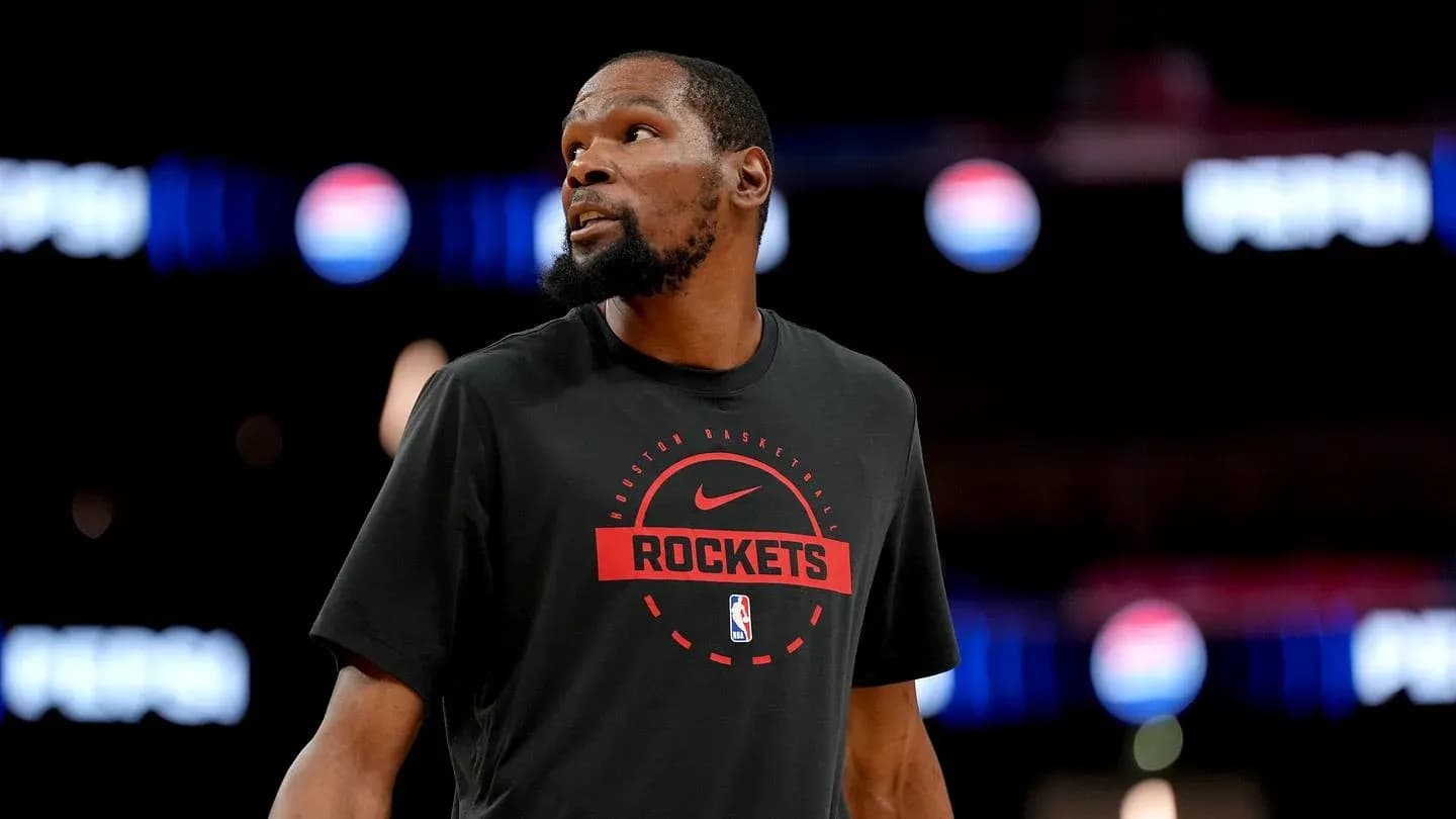 Kevin Durant en camiseta de los Rockets durante calentamiento