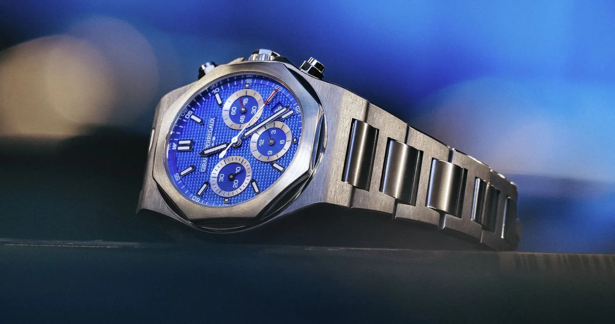 Reloj con esfera azul y correa metálica