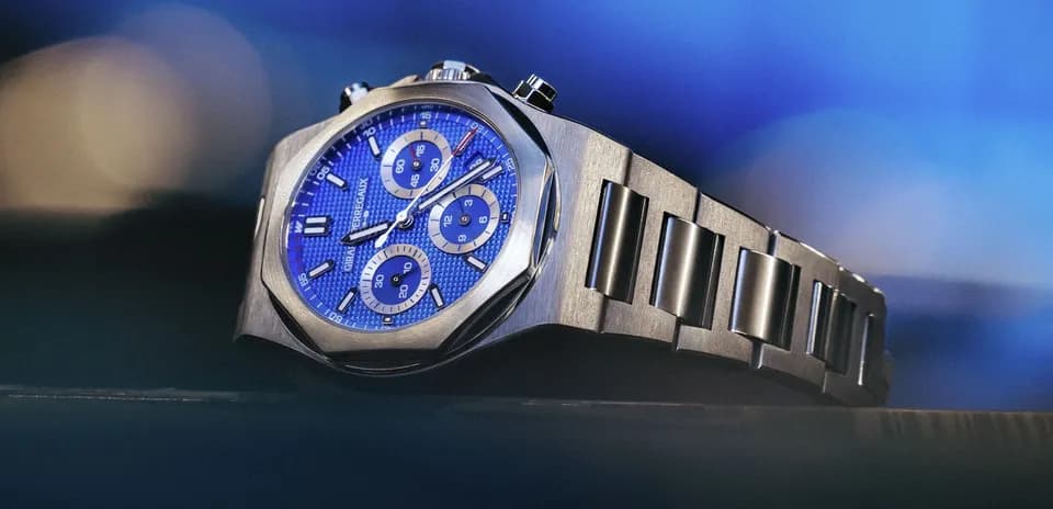 Reloj con esfera azul y correa metálica