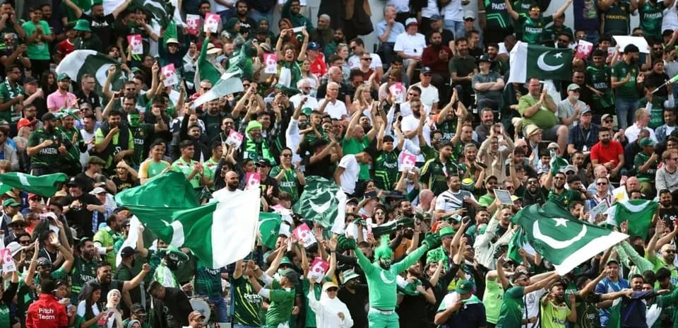 Aficionados de Pakistán celebrando en el estadio