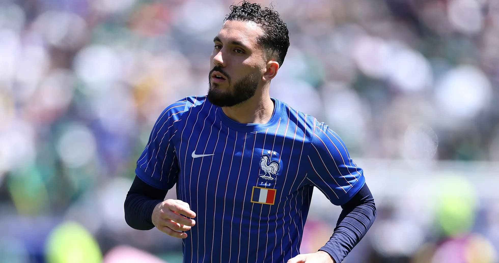 Jugador de Francia corriendo en el campo de juego