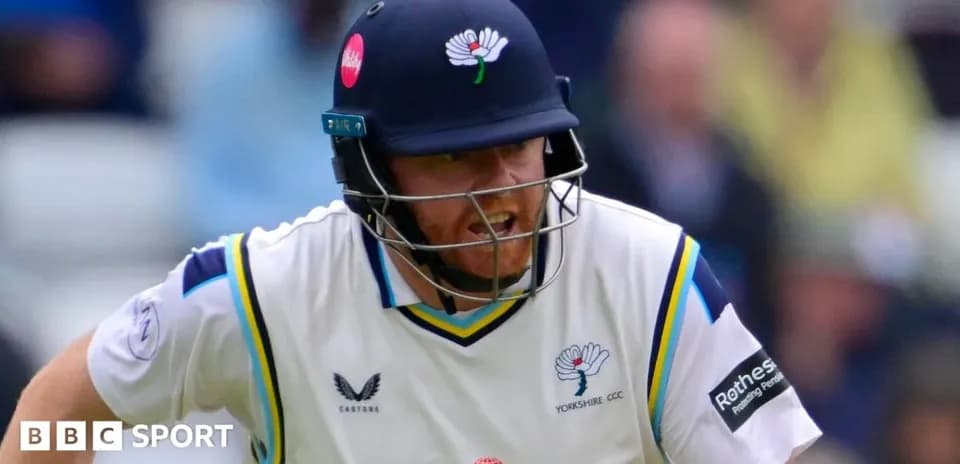Jugador de cricket de Yorkshire en acción