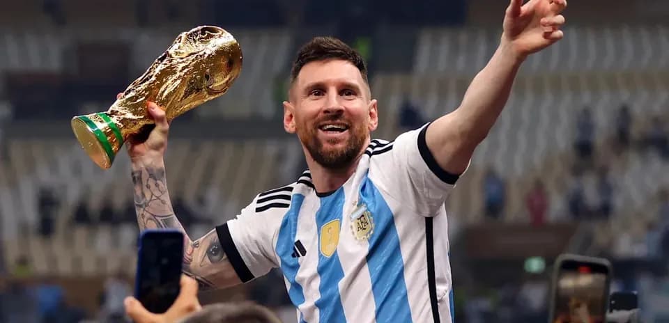 Jugador levantando el trofeo de la Copa del Mundo