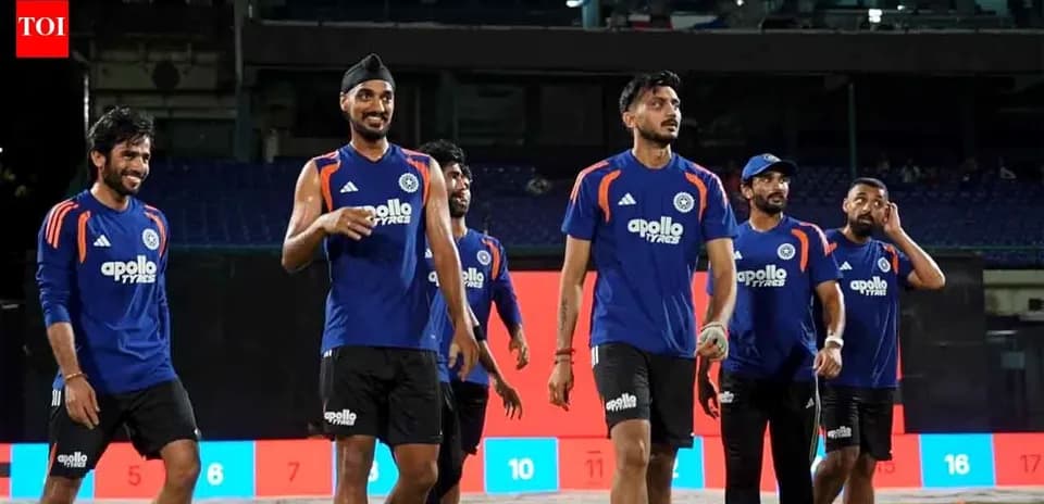 Jugadores de cricket caminando por el campo de entrenamiento