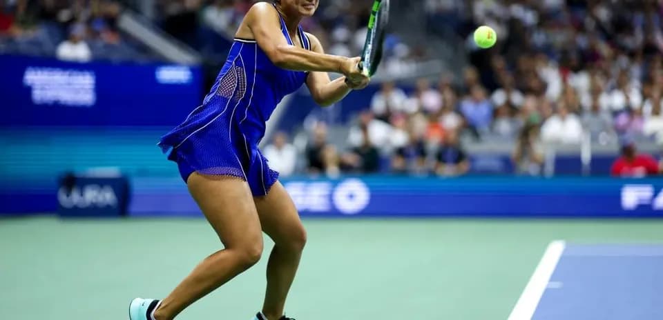 Jugadora de tenis golpeando una pelota en el partido