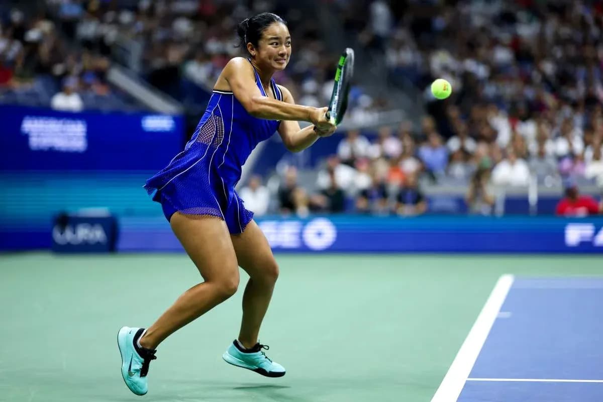 Jugadora de tenis golpeando una pelota en el partido