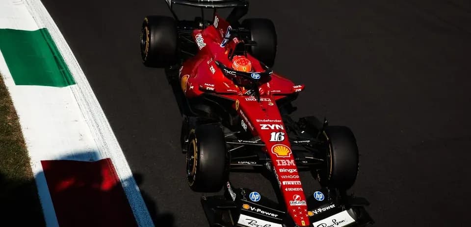Coche de Fórmula 1 de Ferrari en pista