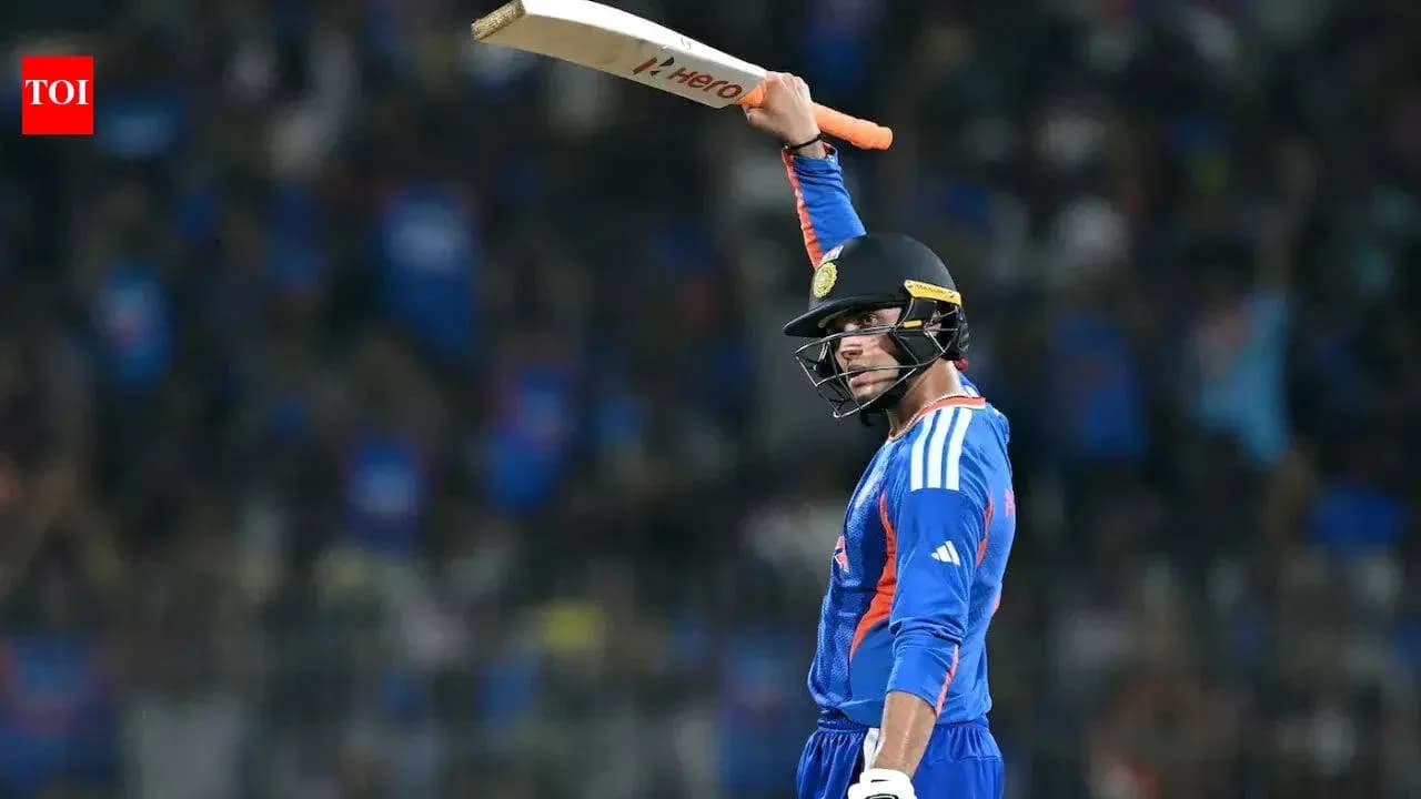 Jugador de cricket levantando el bate en celebración